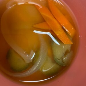 えのき茸と玉ねぎとなすと人参の味噌汁
